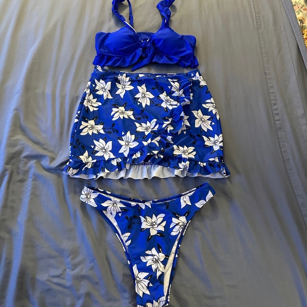 BLUE BIKINI WITH WHITE FLOWERS SIZE LARGE **LIKE NEW